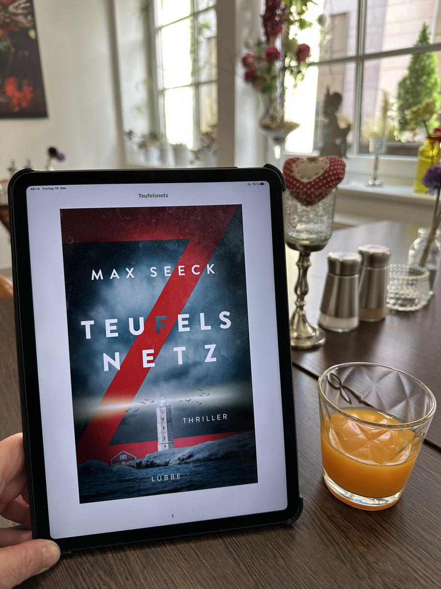 Akifumi rollt die Ärmel ein paar Zentimeter höher und zieht in der Kücheninsel eine Schublade auf, in der in separaten Fächern Silberbesteck liegt. 

Teufelsnetz
Max Seeck 

#Buchbeginn 📚❤️
<a href="/Buchbeginn/">#Buchbeginn</a> 

Nr. 29/2023