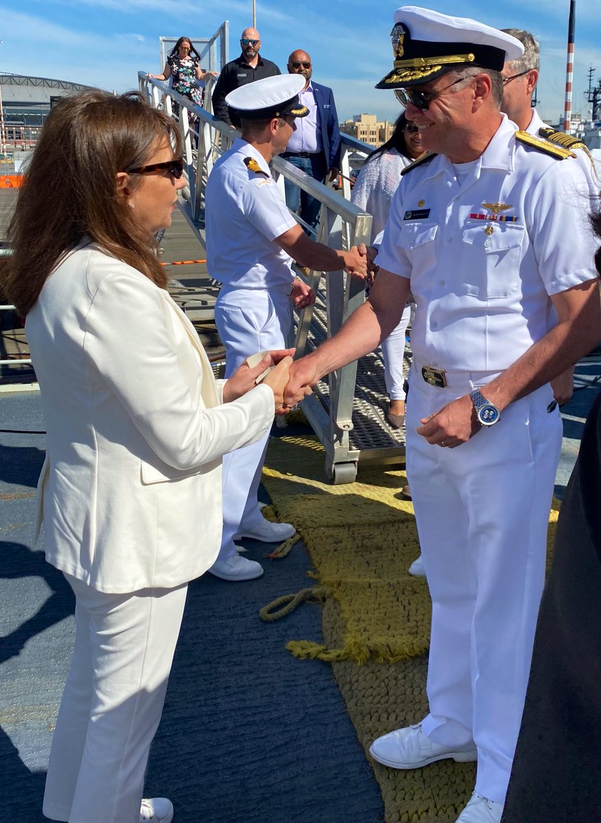 Consul General @MarcyGrossman and @RoyalCanNavy hosted our friends and allies at the annual Canadian Ship Reception at #Seafair. Gorgeous day to celebrate our strong #defence relationship 🇨🇦⚓️🇺🇸!