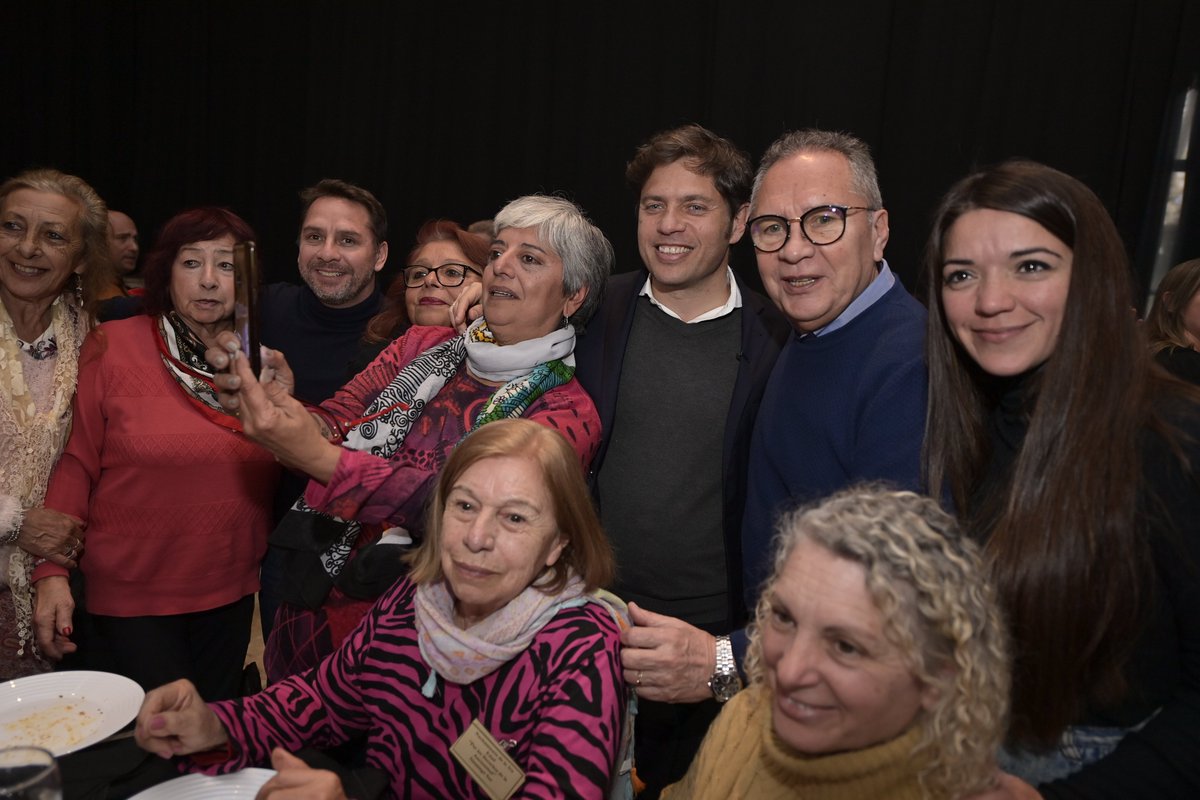 Kicillofok's tweet photo. ¡Gracias a los vecinos y vecinas de Ituzaingó por el recibimiento de hoy!

Queríamos encontrarnos con ustedes y compartir un tiempo para reflexionar sobre lo que estamos haciendo y de lo que se viene en un año electoral.

Ustedes son testigos de los retrocesos que hubo cuando no gobernó el peronismo y no queremos que vuelvan a pasar por eso. Durante más de 3 años trabajamos para reparar y devolver lo que les fue quitado. 

Los invitamos a seguir por ese camino y avanzar #DERECHOalFUTURO.