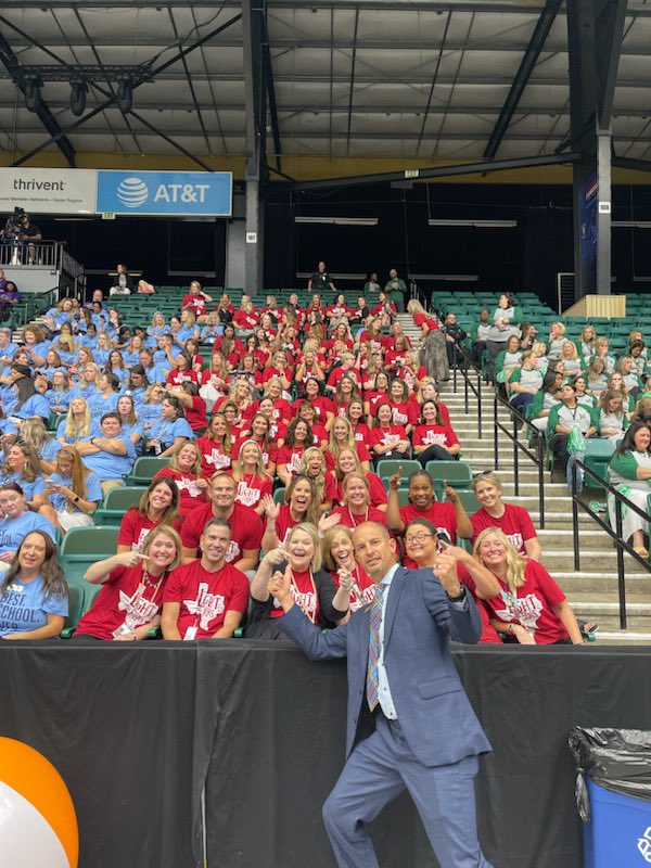 JenniferUhl6's tweet photo. Having the best time at convocation! @LightFarmsElem #prosperproud @GBradPros https://t.co/JHwrZ5zJnL