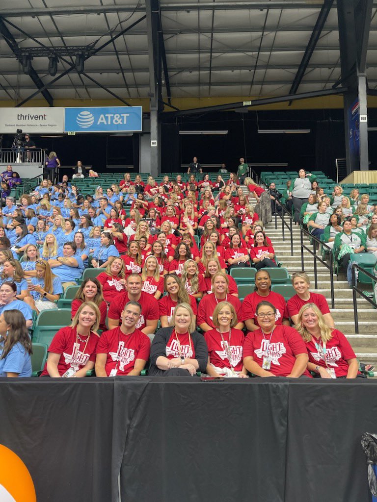 JenniferUhl6's tweet photo. Having the best time at convocation! @LightFarmsElem #prosperproud @GBradPros https://t.co/JHwrZ5zJnL