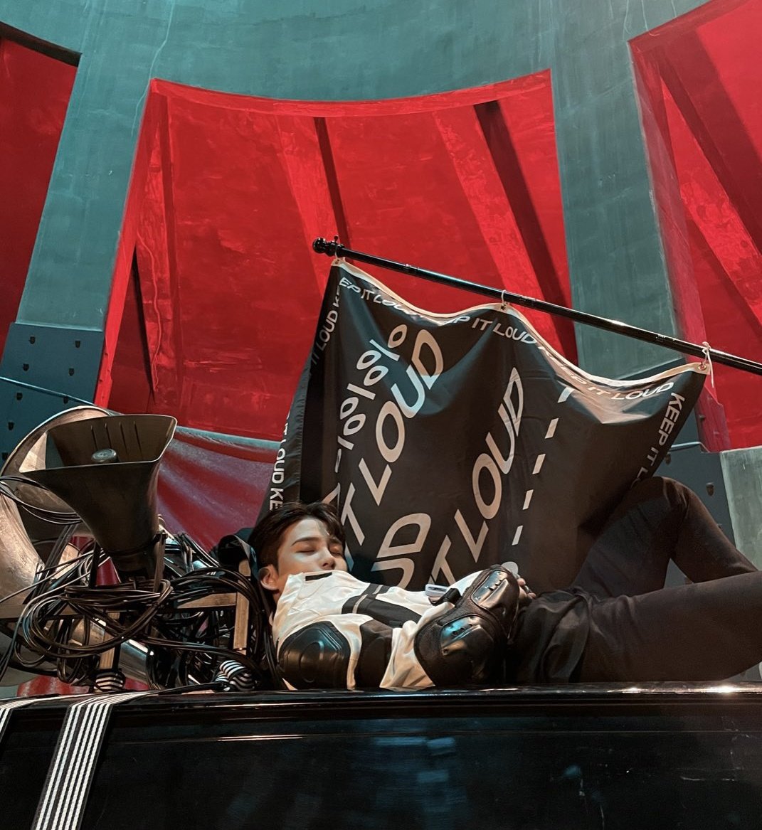 jongiiso's tweet image. pov: 

you fall asleep during a shoot.