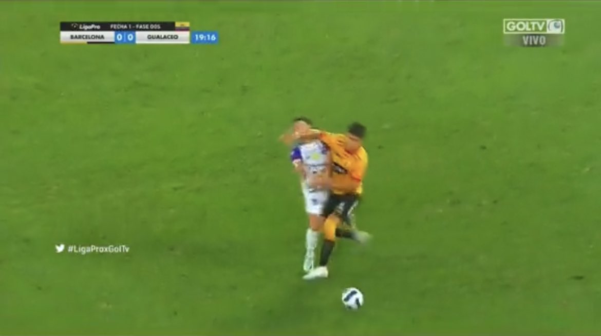 👤 Javier Klimowicz en #TiempoExtra ☠️

“Si la jugada es al revés (entre Lucas Sosa y Manuel Núñez) al jugador de Gualaceo lo están esperando en al fiscalía”

👉🏻 Mira el programa por DibluTV: youtube.com/live/5pNvGkLKk…