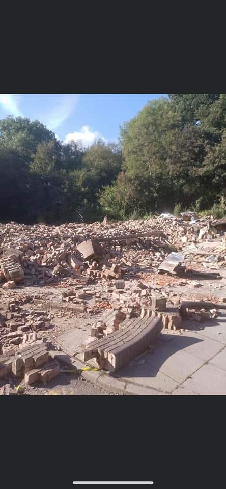 RichWolvesMetal's tweet image. The Crooked House was built BEFORE the worlds FIRST Ironbridge, the American and French Revolutions, Trafalgar and Waterloo. 48 hours ago it was still standing and today it was reduced to rubble. What an absolute disgrace. 😡
