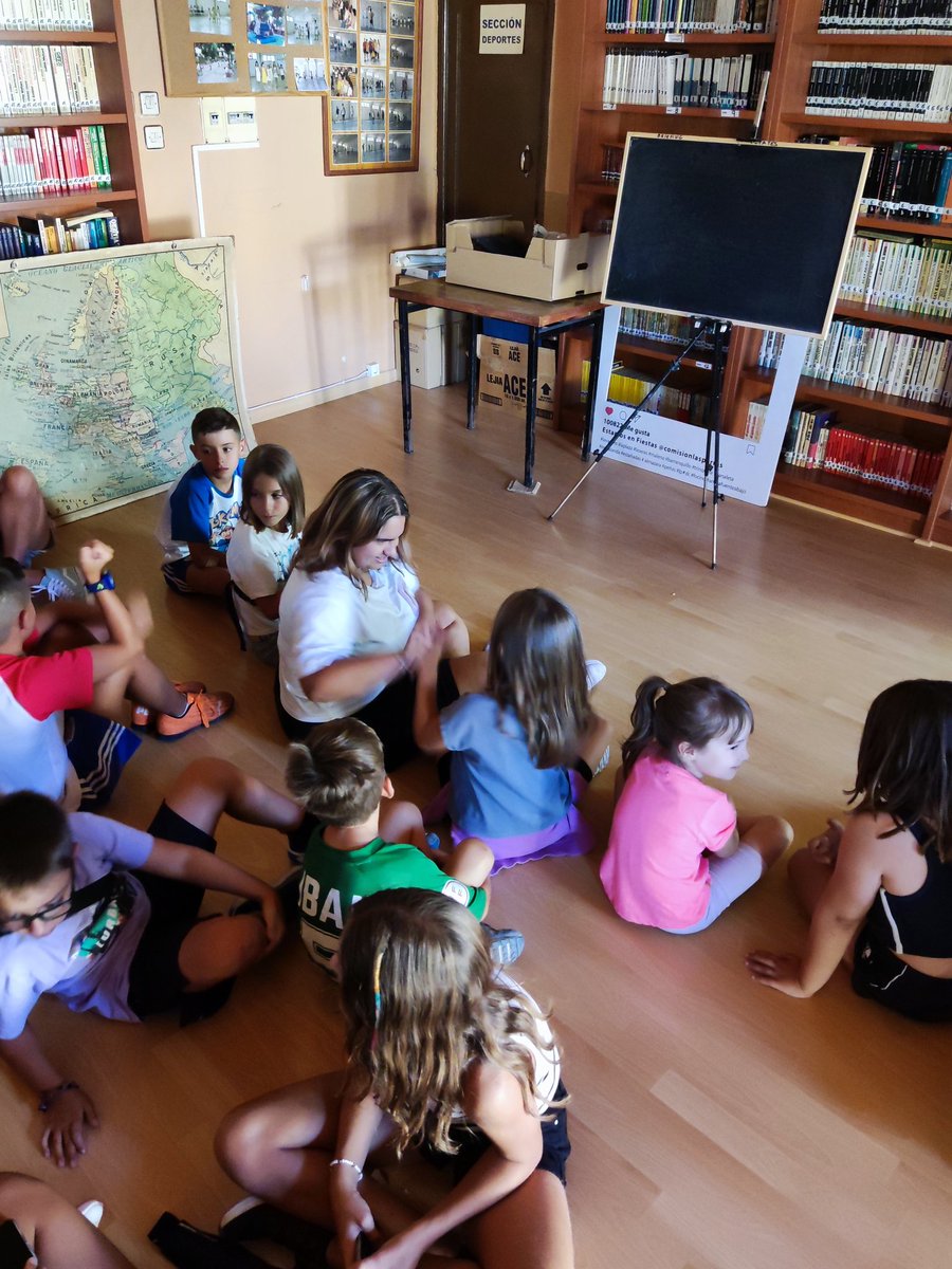 La zagalada en una clase de Dinosaurios por el maestro ninotaire Rafa, el creador del Parque Extinción de Las Parras de Castellote