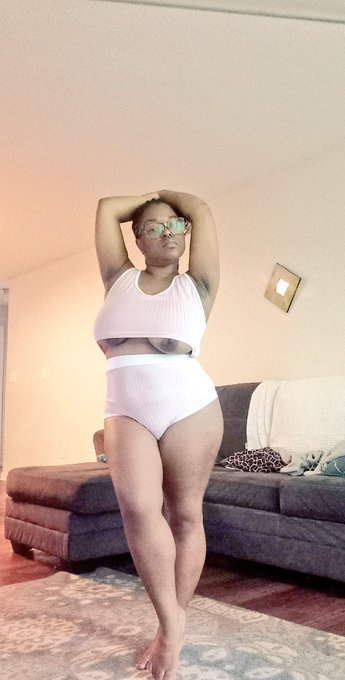 How tall am I? #Mondays #pink https://t.co/kolDC9hNBu<a href="/tag/mondays"class="tags">#Mondays</a><a href="/tag/pink"class="tags">#pink</a>