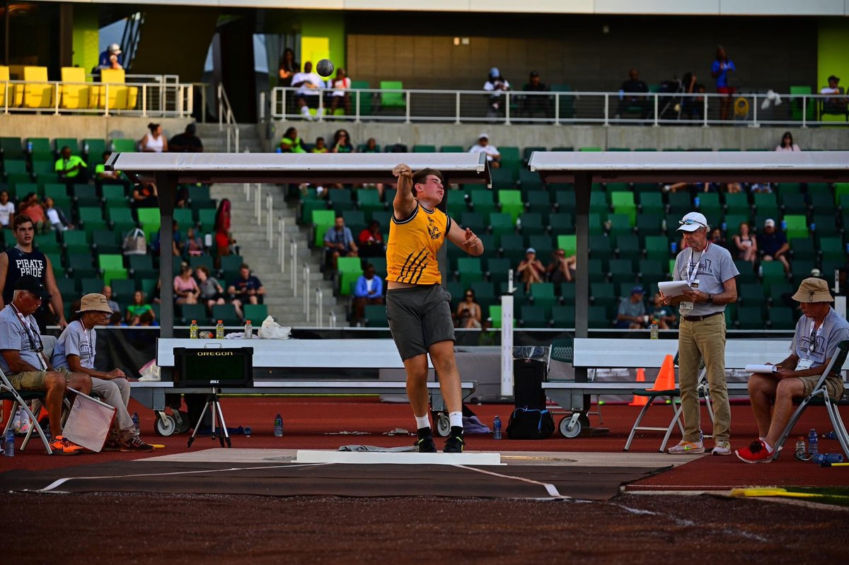 PrepRunningNerd's tweet image. Nerd Dawg at USATF nationals.  Great venue.  Incredible Nebraska athletes.  Stunning photos captured by Nerd Dawg.  

Hundreds of photos in three albums at Facebook.com/PrepRunningNerd