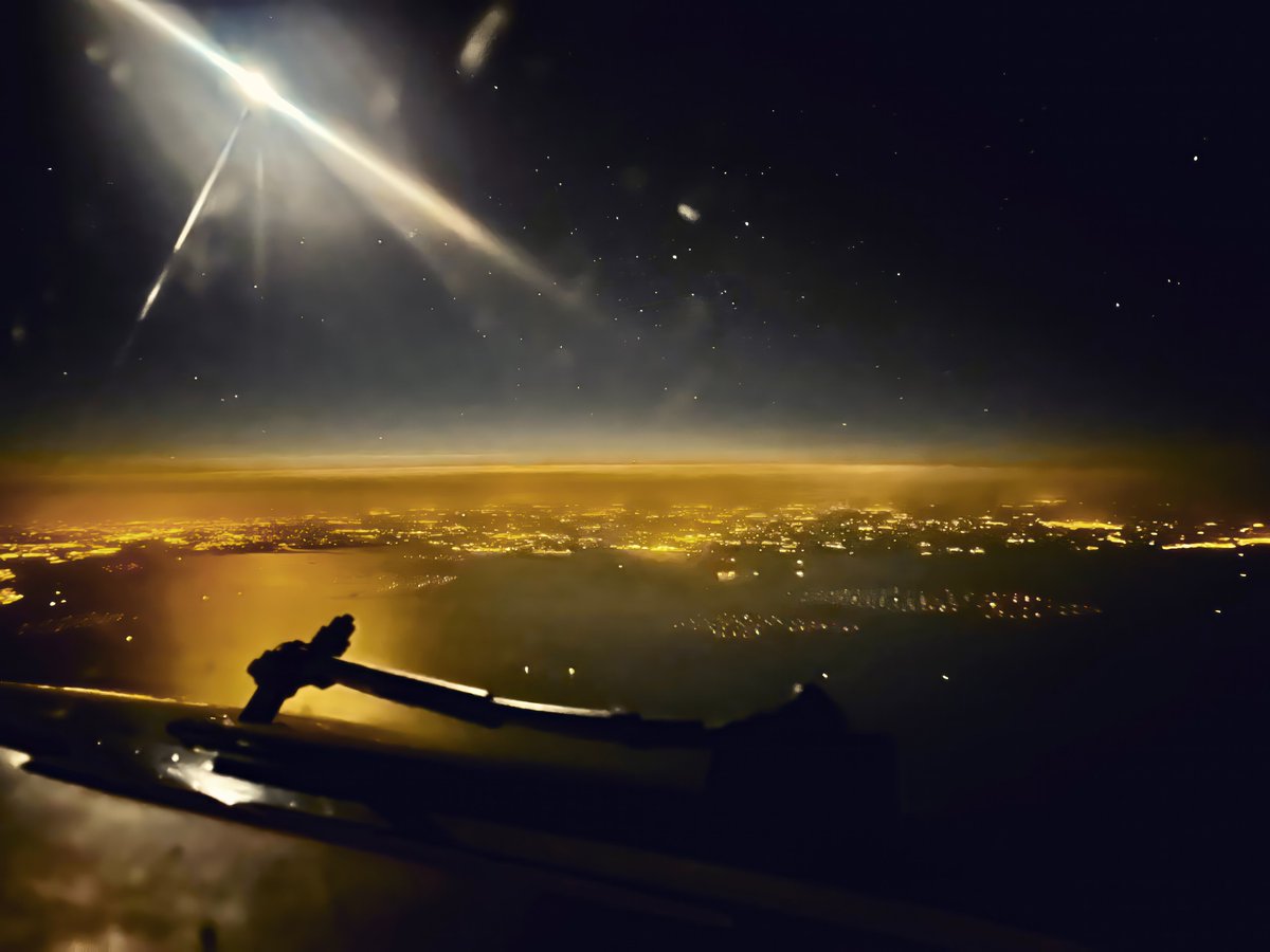 Night flights offer a unique perspective that's simply magical. Stars replacing the sun, the calmness enveloping the sky... 

Here's a serene moment captured from the cockpit. Are you a fan of night flying? Share your experiences! 

#NightFlights #PilotHub #PilotEyes #PilotLife