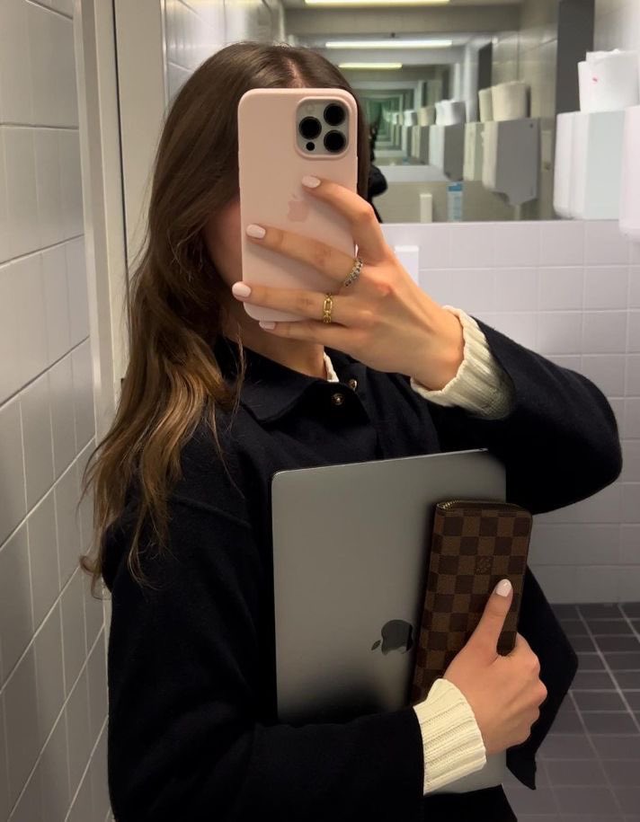 pradaspixie's tweet photo. Start of a new week  💼 https://t.co/mPh3lo7P4i