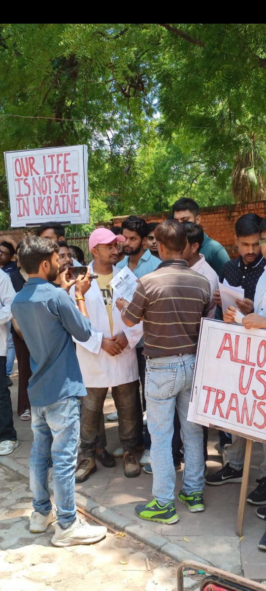 Chhotur508's tweet photo. Respected @ianilradadiya sir
We are the Ukraine returned FMGL 2021 batch students.
Sir from last 4 week we are just approaching the @MoHFW_INDIA but no response from you.
Kindly listen our issue sir. Our future is at stake. We are very stressed these days.
U r our last hope 🙏. https://t.co/ZhuwGABO8X
