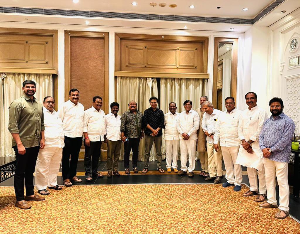 బీఆర్ఎస్ కంచుకోట ఉమ్మడి కరీంనగర్

కేసీఆర్ గారు మూడో సారి ముఖ్యమంత్రి కావడంలో కీలక భూమిక పోషించబోయేది కరీంనగరే

అన్ని సర్వేలు, నివేదికల్లో స్పష్టంగా బీఆర్ఎస్ ఆధిక్యత

ఈసారి అన్ని సీట్లలో జయకేతనం ఎగరవేయనున్న బీఆర్ఎస్

రాబోయే మూడు నెలలు గ్రౌండ్లో ప్రజలకు అందుబాటులో ఉండి ప్రతిపక్షాల