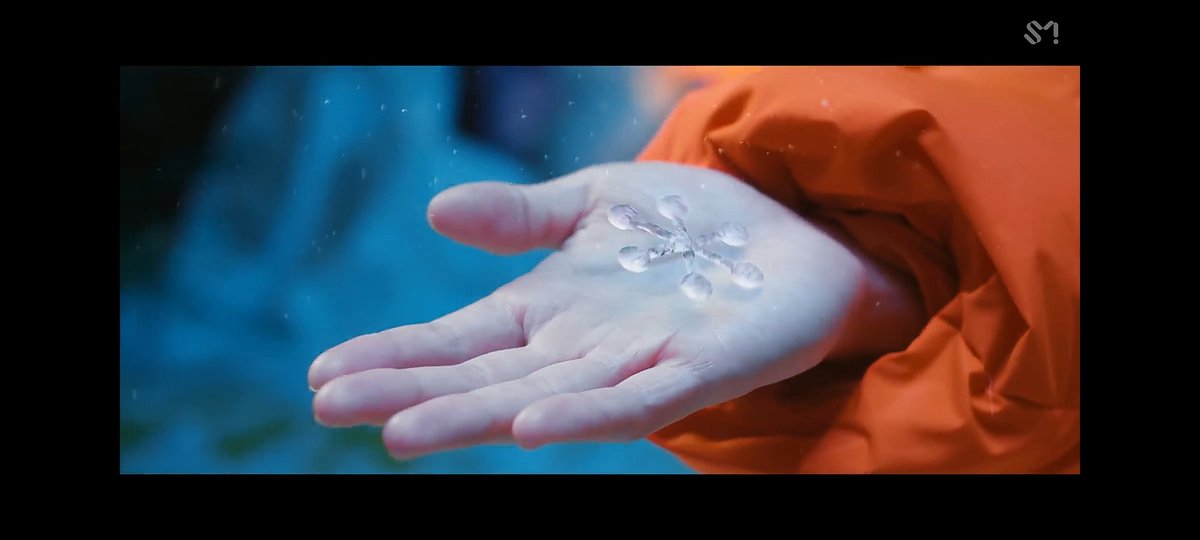 kimmyloey's tweet image. Nah.. di mv ini, Xiumin ngasih liat lambang kekuatannya, lambang kekuatan yg mirip kayak di akhir mv Mmmh - Kai, mv Power dan #Exodeux