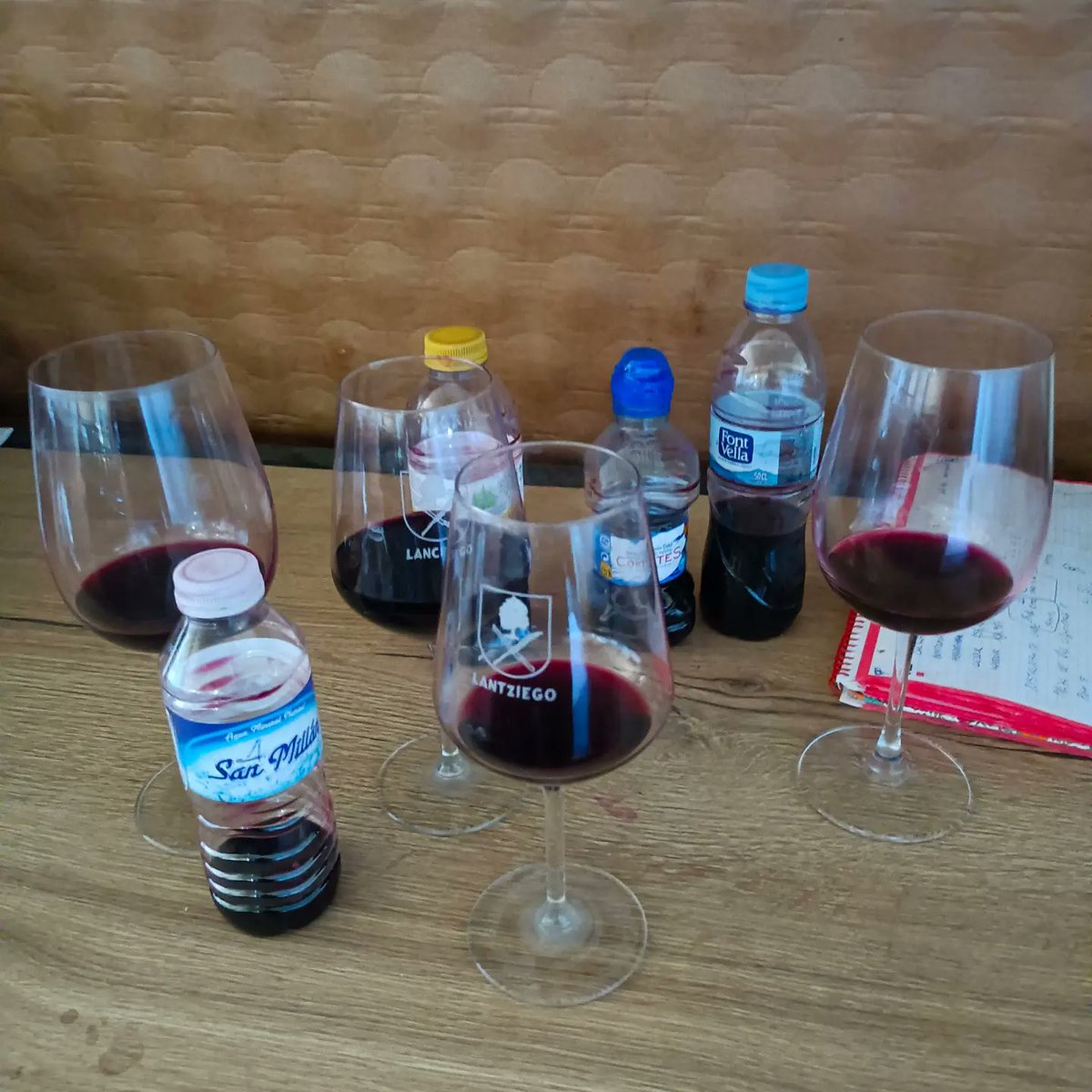 Seleccionar, catar, decidir, trasegar, limpiar...
Así andamos en pleno agosto para tener listo antes de vendimias Malaspiedras 2022 y El Mozo 2022