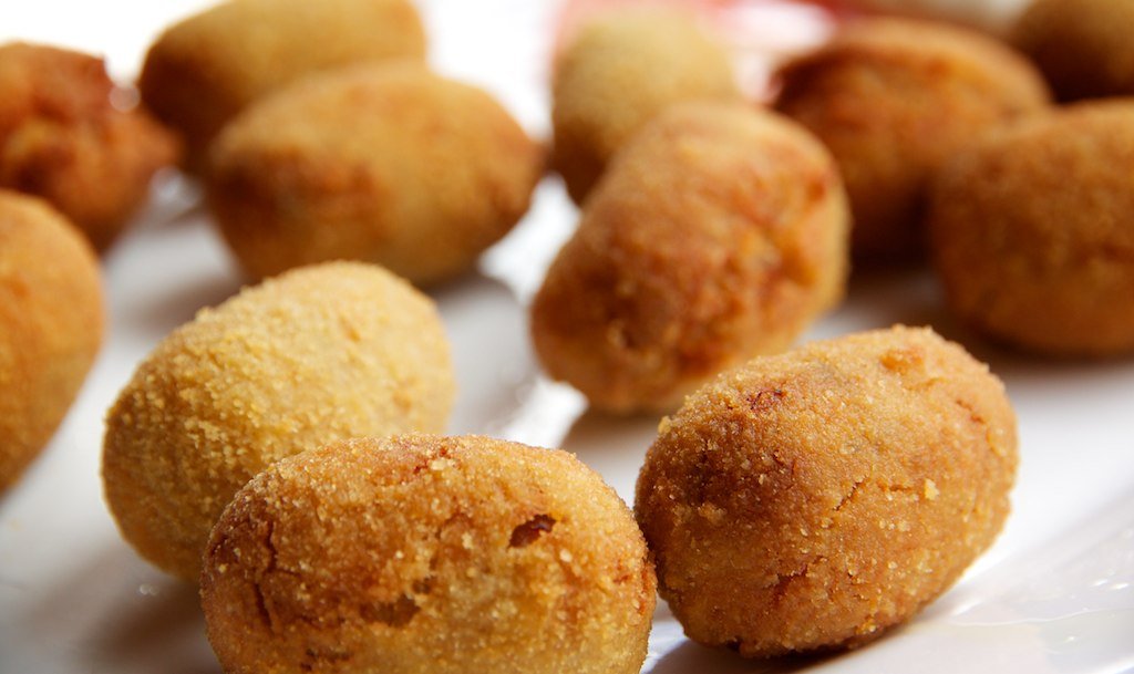 edcerbero's tweet photo. Si le dais suficiente amor a estas croquetas os enseñamos una ilustración de cubierta que os vais a cagar del mal rollo que os va a dar. ¿Por qué croquetas? Por tener un buen sabor de boquita antes de lo otro, básicamente. Haced que estas croquetas lleguen todo lo lejos posible. https://t.co/vjvrINPr0w