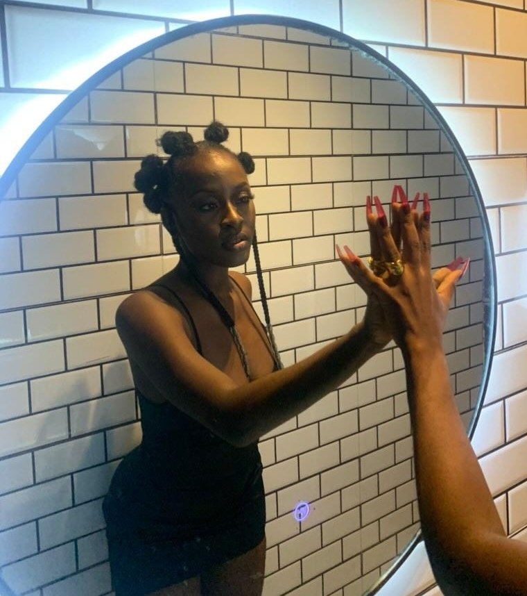 PholaPreye's tweet photo. Mirror... mirror...? https://t.co/Nb0YLW7mpn