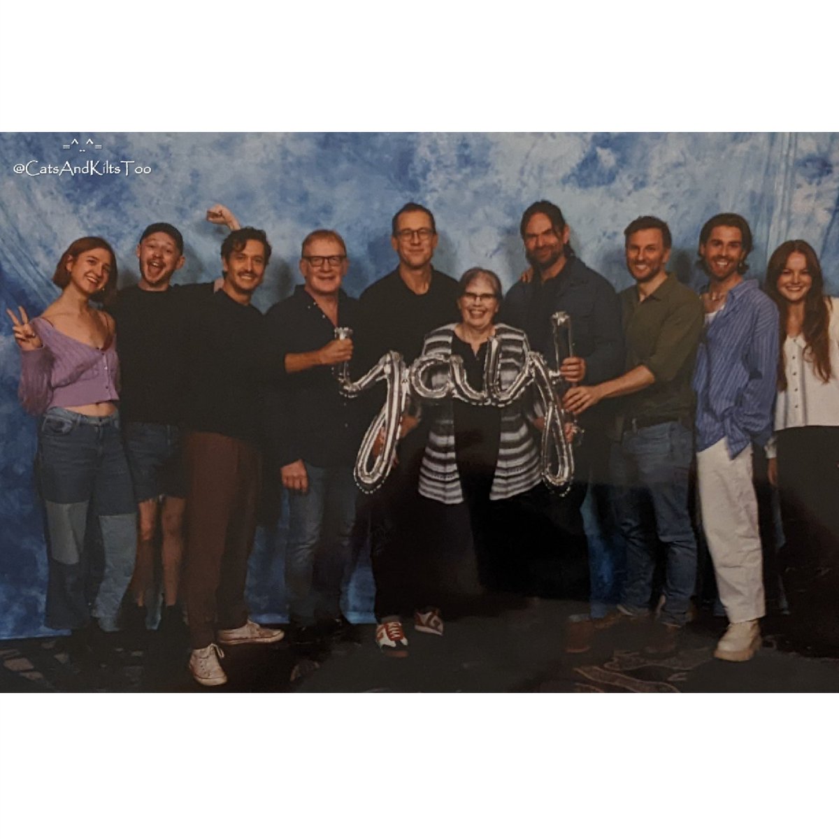 This was the best medicine!⚕️
A #highlanders6 thread.
Cat's photo op therapy🤓

1. Yay! The gang's all here! 😍