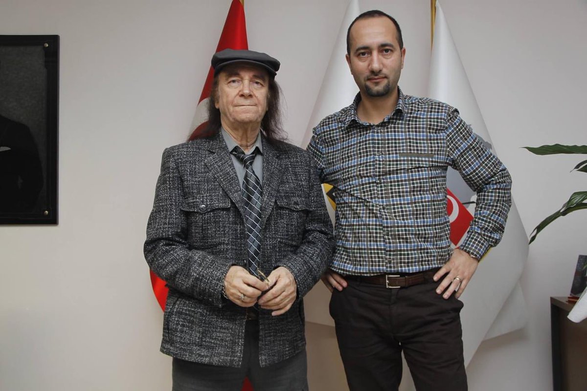 Tanışma ve sohbet etme şansı bulduğum Erkin Koray’ın vefatı derinden üzdü. 
Sanatını iyi icra eden, bilgili, birikimli, dik duruşlu bir sanatçıydı.
Allah rahmet eylesin.