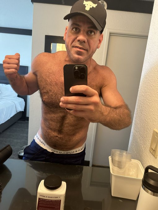 I promise there are abs under all this fur 🐻 💪🏽 https://t.co/4afLEKpgQl<a href="/tag/tmt"class="tags"><span>#tmt</span></a>