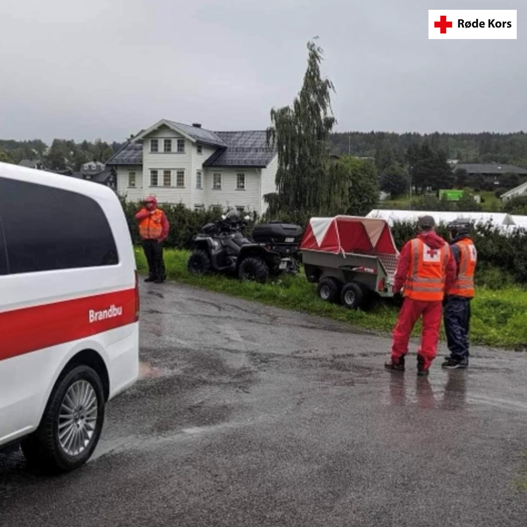 Røde Kors hevet i går beredskapen i områder som er omfattet av #ekstremværet #hans, og frivillige står klare for å bistå der det er behov. Her ser dere Brandbu Røde Kors Hjelpekorps som bistår med evakuering, og som har samlet seg i påvente av flere oppdrag.