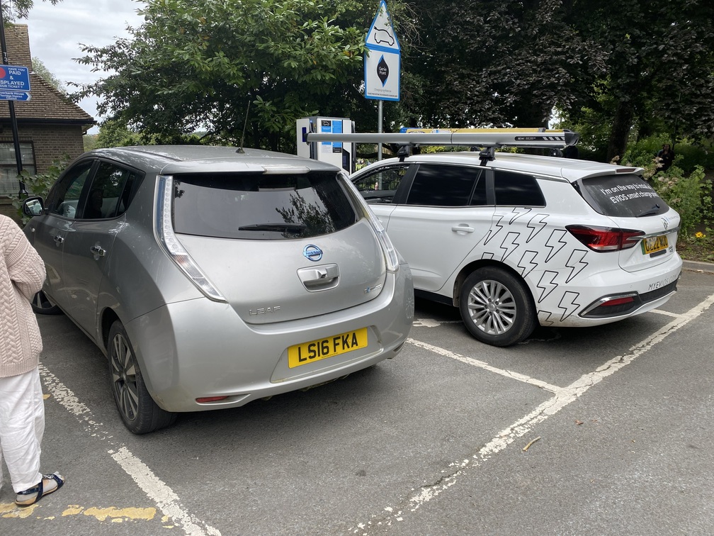 V2gUK's tweet photo. More #EVHell for #LisaTheLEAF today, this time in North/West #Devon:
https://t.co/4uIxqlsjZ6
The #RapidCharging bits of the @GeniePointEV in #Bideford were broken, and the #Type2 was occupied by a (presumably?) frustrated #MG belonging to #EVIOS née #Andersen #EV.
1/n https://t.co/gyd6rnG2eo
