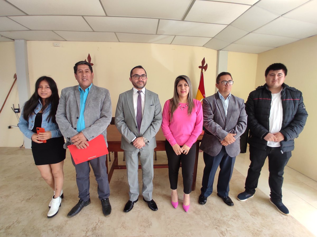 JudicaturaLoja's tweet photo. #AHORA | El Director Provincial de @JudicaturaLoja @_javillarreal_ posesionó a los jueces de paz de las parroquias #Utuana y #Colaizaca del cantón #Calvas, José Castillo y José Cuadrado.
#PazJusticiaYVerdad #CuesteLoQueCueste https://t.co/PPFtguD7EJ