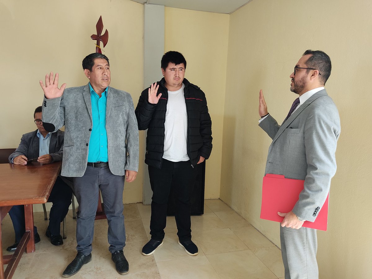JudicaturaLoja's tweet photo. #AHORA | El Director Provincial de @JudicaturaLoja @_javillarreal_ posesionó a los jueces de paz de las parroquias #Utuana y #Colaizaca del cantón #Calvas, José Castillo y José Cuadrado.
#PazJusticiaYVerdad #CuesteLoQueCueste https://t.co/PPFtguD7EJ