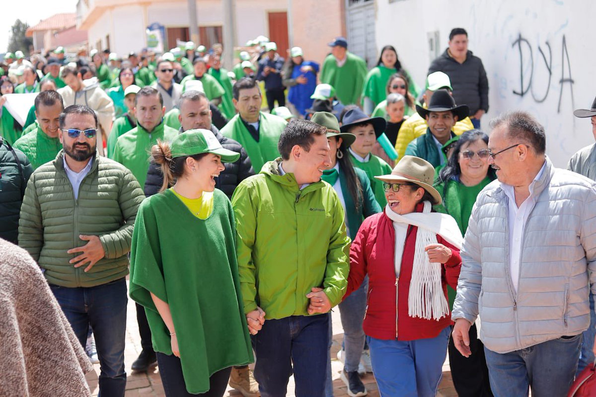 CarlosAmayaR's tweet photo. En Tota, acompañamos a Diana Riaño en el lanzamiento de su campaña a la Alcaldía. 

Vamos a trabajar con ella por su hermoso municipio. Lo vamos a hacer por el bienestar de sus mujeres y hombres. 

¡Esta tierra va a ser grande y lo vamos a hacer entre todos y todas! 

#BoyacáGrande 💚💜🤍