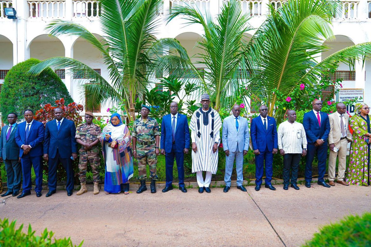 AbdoulayeDiop8's tweet photo. J’ai présidé, ce lundi 07 Aout 2023, la traditionnelle cérémonie de montée des couleurs, en présence du personnel du Département. https://t.co/S9Gz4k9dno