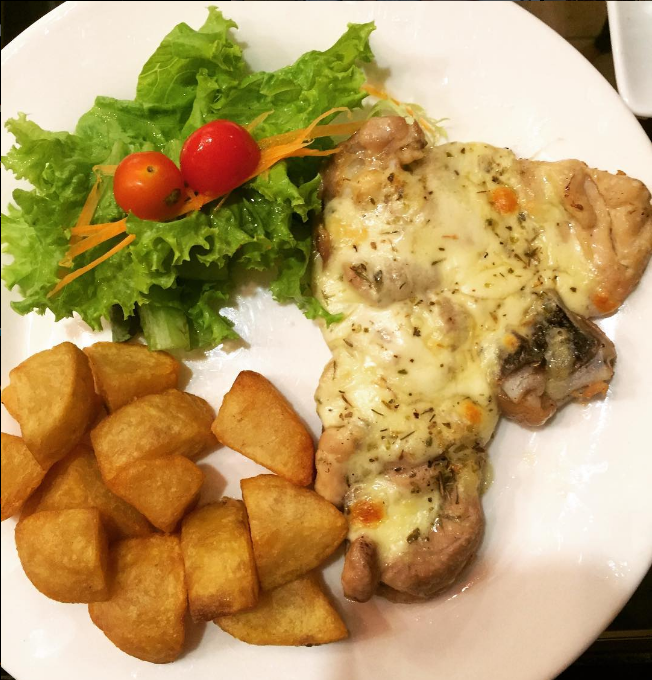 mia3333d's tweet photo. "Lunch is a profound way to take care of yourself, giving you health and joy in life."#momy #havedinnerwithfamily🍡👴👵👧👧👧😍 https://t.co/SGi6cML4Od