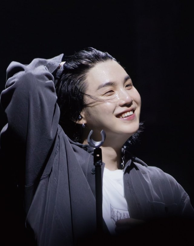 yoongim... gidiyormuşsun. ayrılıklar çoğaldıkça şurama bir ağırlık çöküyor.  günler sayılar sadece bir rakam. seni dördüncü parmağım boş bir şekilde bekleyeceğim, sağlıkla git gel ♡