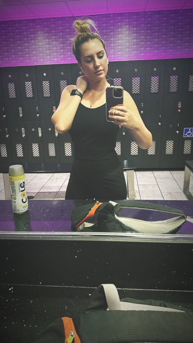 Forgot to post my obligatory gym selfie from the crack of dawn this morning 😝 https://t.co/JBNNIs05h