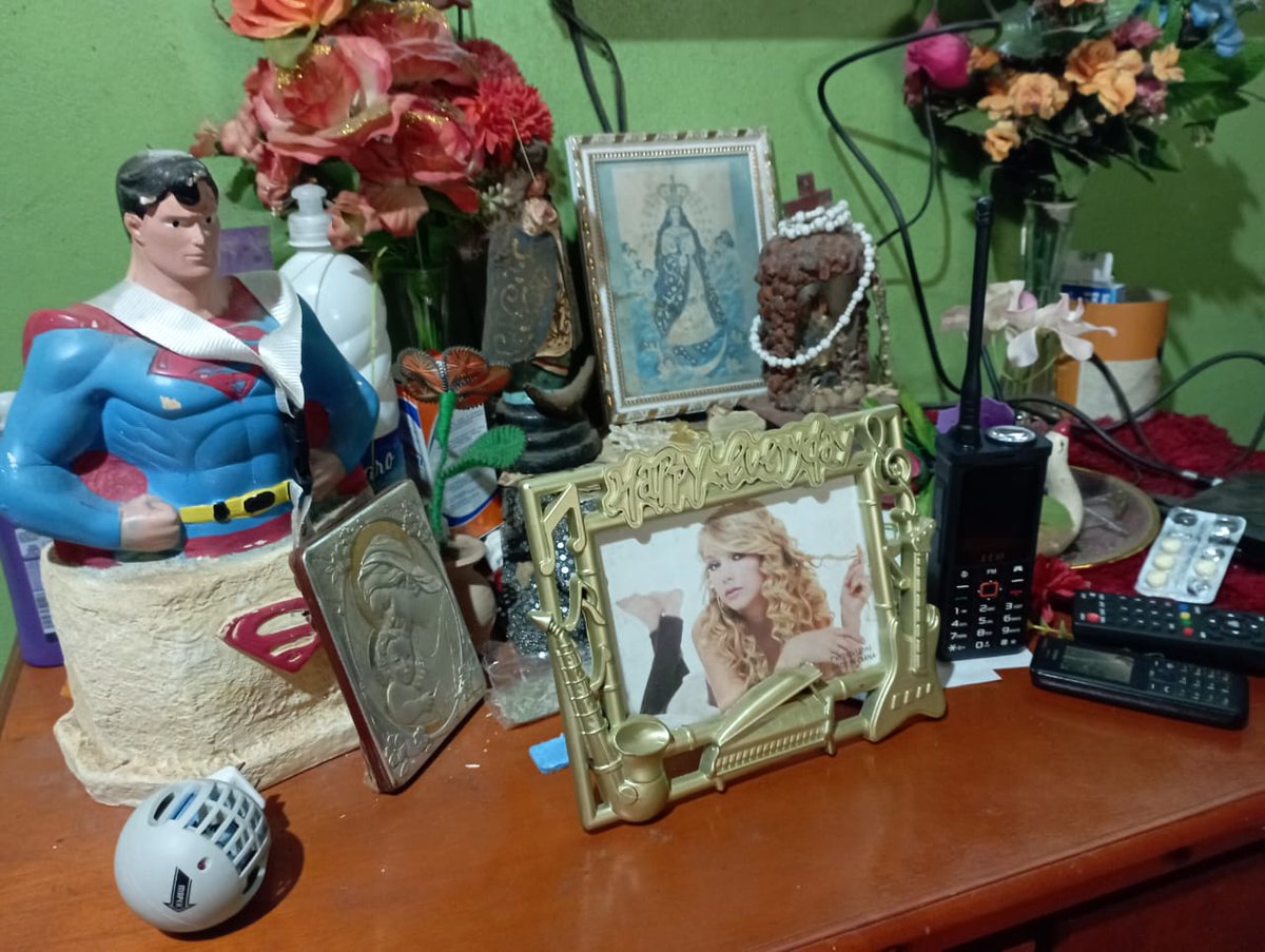 roseedunuit's tweet photo. mi abuela tmb tiene de esos😭 jdksjdk se me caen las lágrimas seguro pensó q era una nieta más https://t.co/1JEySOseOB