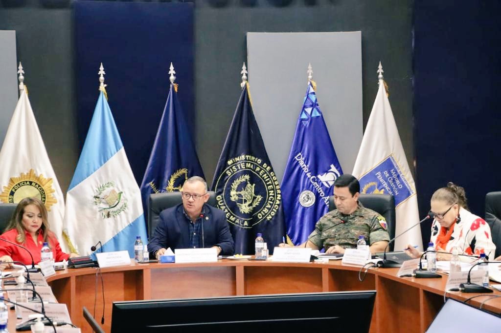 SrMindefGT's tweet photo. Hoy, junto al Jefe del Estado Mayor de la Defensa Nacional y autoridades del @MPguatemala y @mingobguate, participamos en la Primera Reunión Interinstitucional de Seguridad con el Pleno de Magistrados del #TSEGuatemala; https://t.co/KdI3Uv5GGY