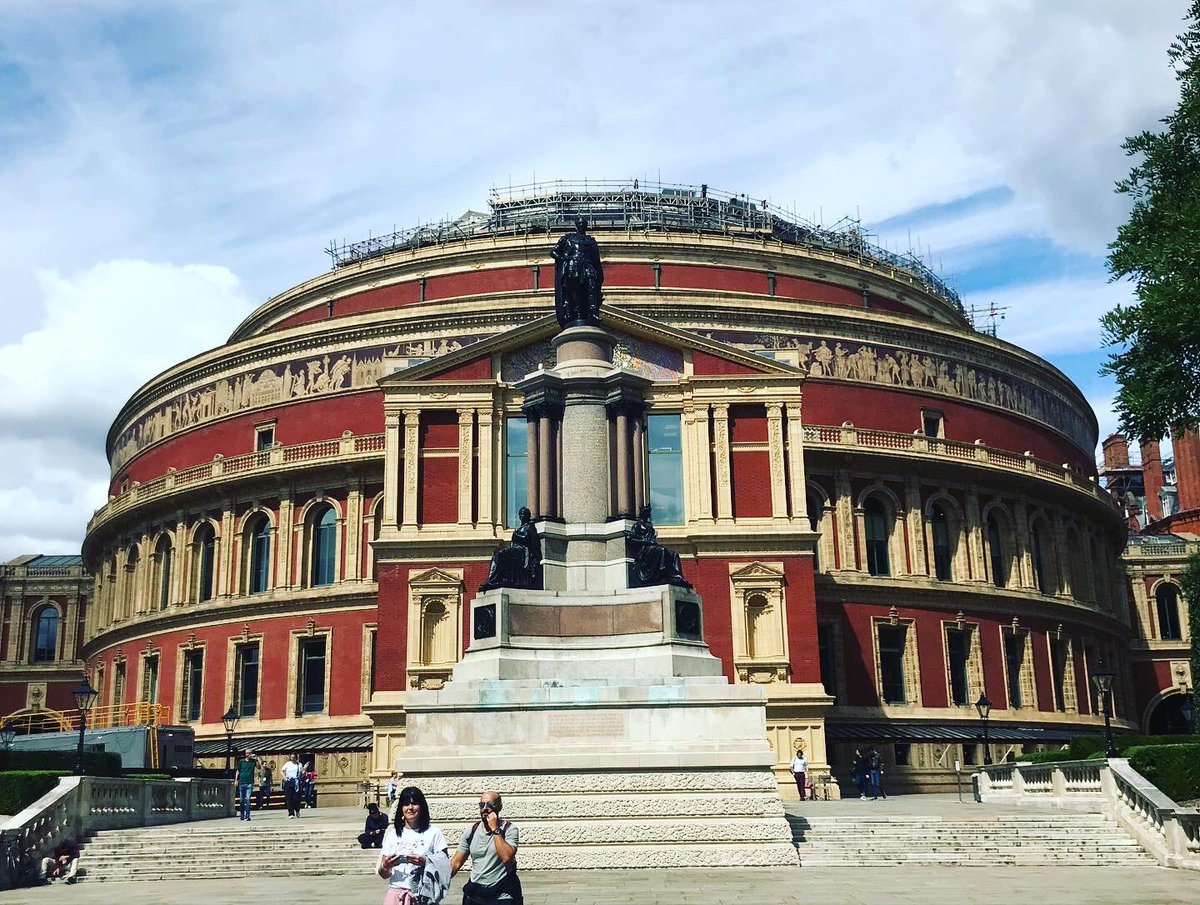 Elizabeth Lynch tweet media