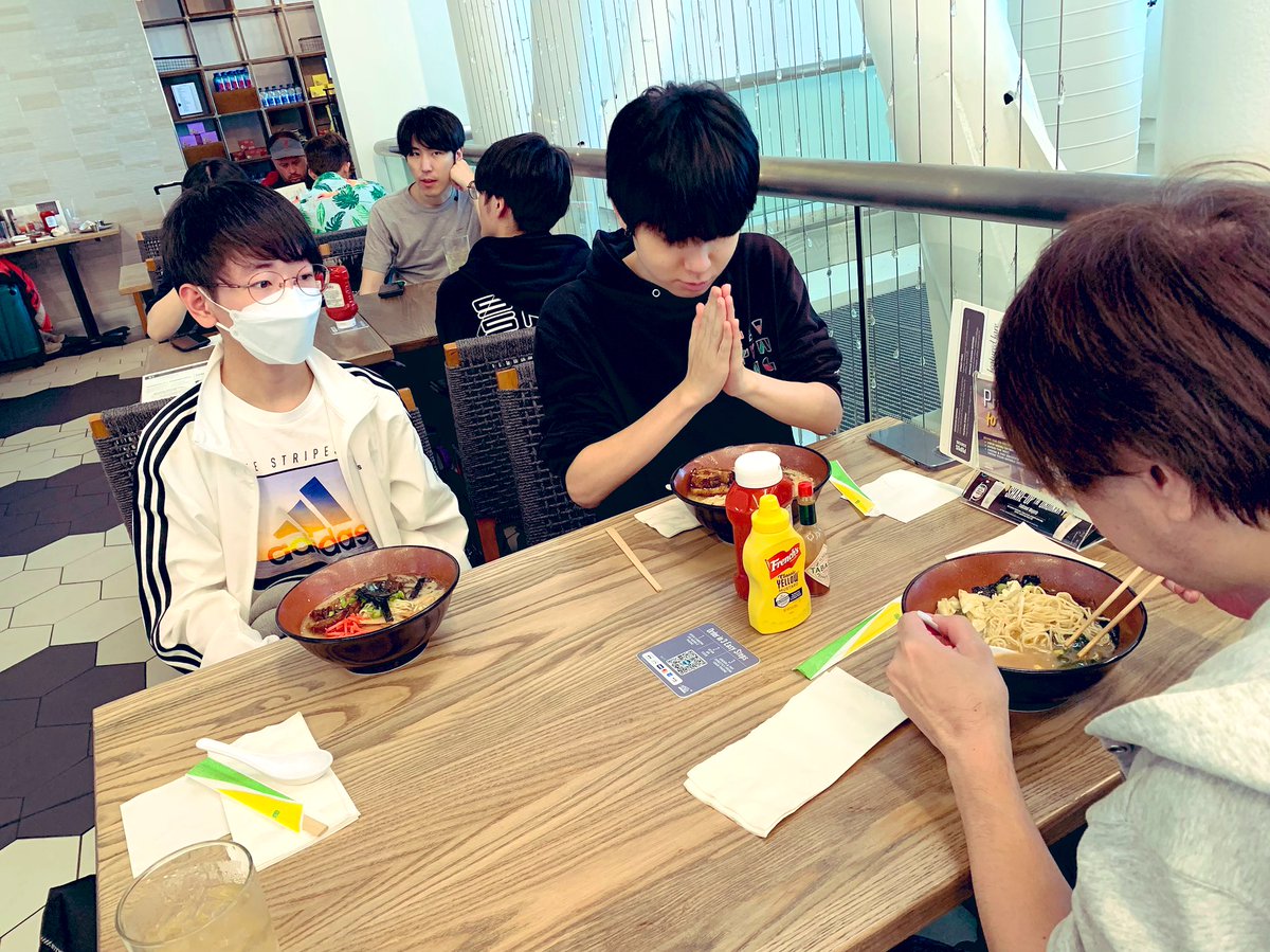 fav_gaming's tweet image. ハワイで乗り継ぎ中
みんなでラーメン🍜

帰りも今のところ順調です
家に着くまでが #Evo2023

#FAVWIN⏩