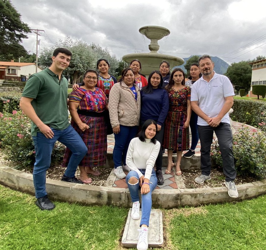 Intuyees's tweet photo. El equipo de Intuye trabajando con mujeres emprendedoras de zonas rurales de #Guatemala 🇬🇹
#empresa #emprendimiento #Fundap https://t.co/WATb7WHy1w