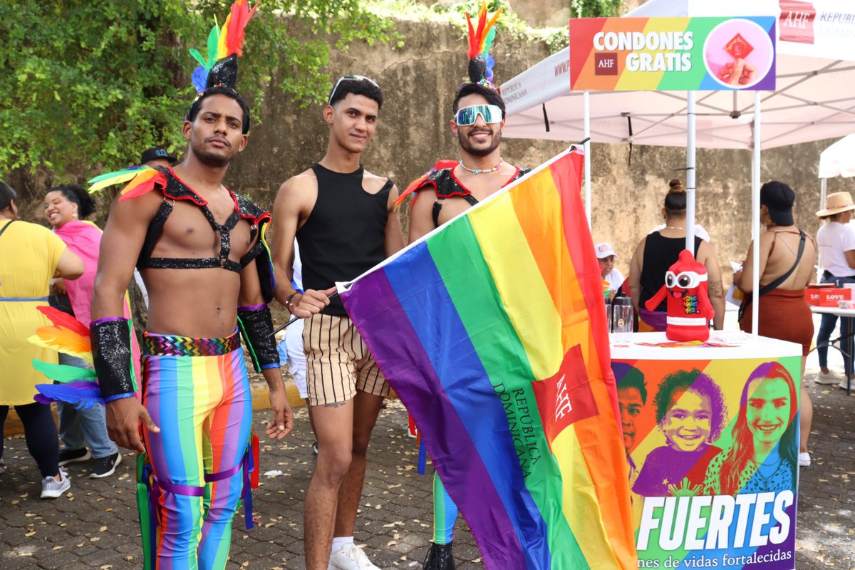 ahfrepdom's tweet photo. Un poco de lo que vivimos en la Caravana del Orgullo LGTBIQ+🏳️🌈🏳️⚧️ ❤️🧡💛💚💙💜🖤🤎 #ElOrgulloNosUne #Fuertes #Pride2023 #AHFRepDom https://t.co/qbRrg9zz1D
