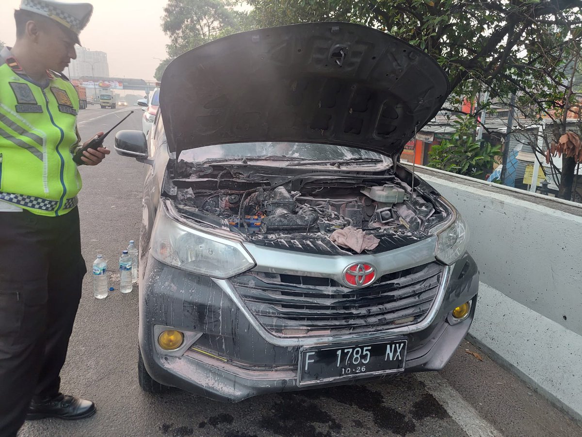 TMCPoldaMetro's tweet photo. 06.54 #Polri Sat PJR Dit Lantas PMJ pengamanan &amp; pengaturan kendaraan mobil terbakar dibagian Kap depan di Tol Jorr Km 24.200 setelah GT. Ampera 2 arah Serpong, saat ini kendaraan sudah dipinggirkan dibahu jalan agar tidak mengganggu pengendara lainnya https://t.co/KIRW8JPKKR