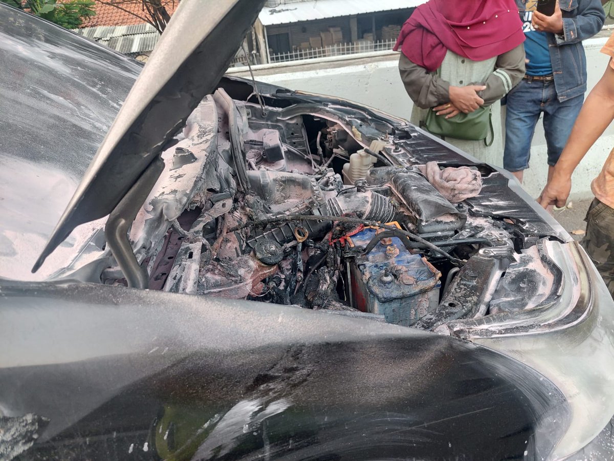 TMCPoldaMetro's tweet photo. 06.54 #Polri Sat PJR Dit Lantas PMJ pengamanan &amp; pengaturan kendaraan mobil terbakar dibagian Kap depan di Tol Jorr Km 24.200 setelah GT. Ampera 2 arah Serpong, saat ini kendaraan sudah dipinggirkan dibahu jalan agar tidak mengganggu pengendara lainnya https://t.co/KIRW8JPKKR