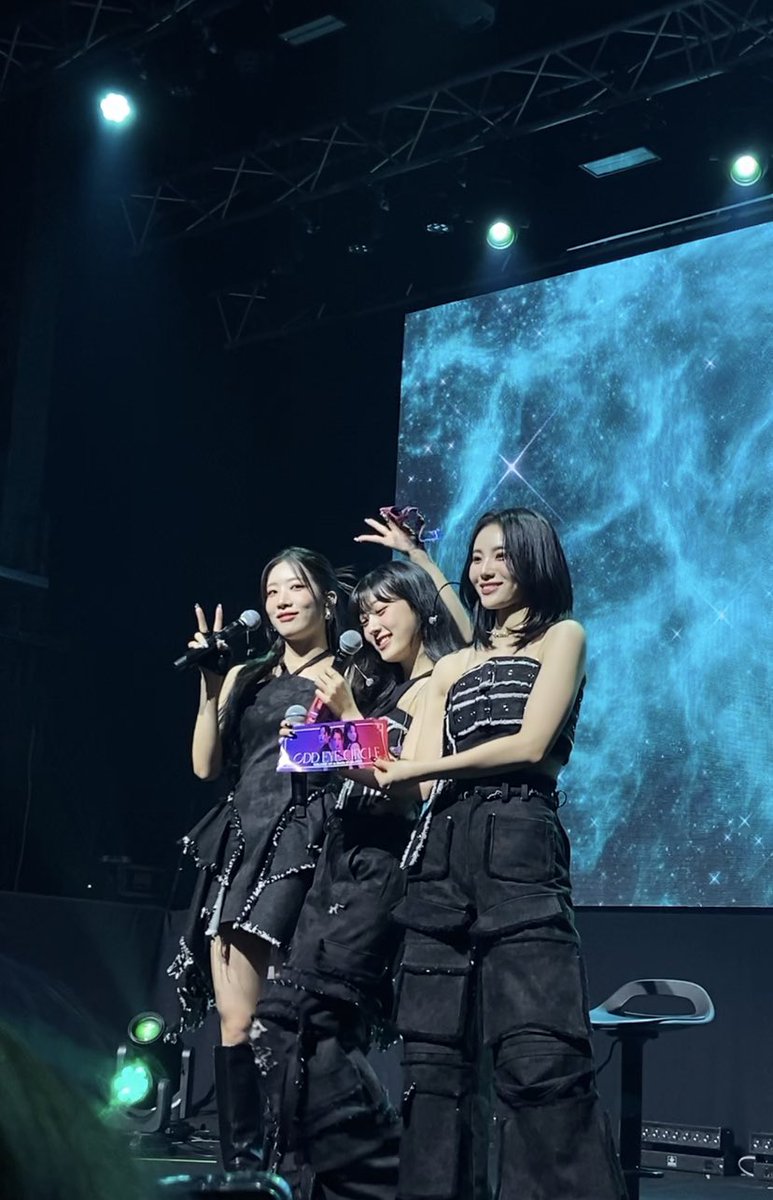 brokeyeol's tweet image. they look so happy today💕💕#ODDEYECIRCLE #VersionUp #ODDEYECIRCLEinBerlin #oecinberlin #OEC #Choerry #KimLip #JinSoul