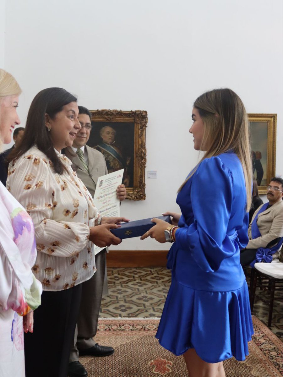 Merecido reconocimiento ofrecimos este #7Ago a la comisión venezolana que hizo posible que el   Monumento Ecuestre del Padre Libertador sea ahora una realidad en la ciudad de Moscú, Rusia, cumpliendo así con el sueño de nuestro Comandante Hugo Chávez.

#BendicionesPresidente