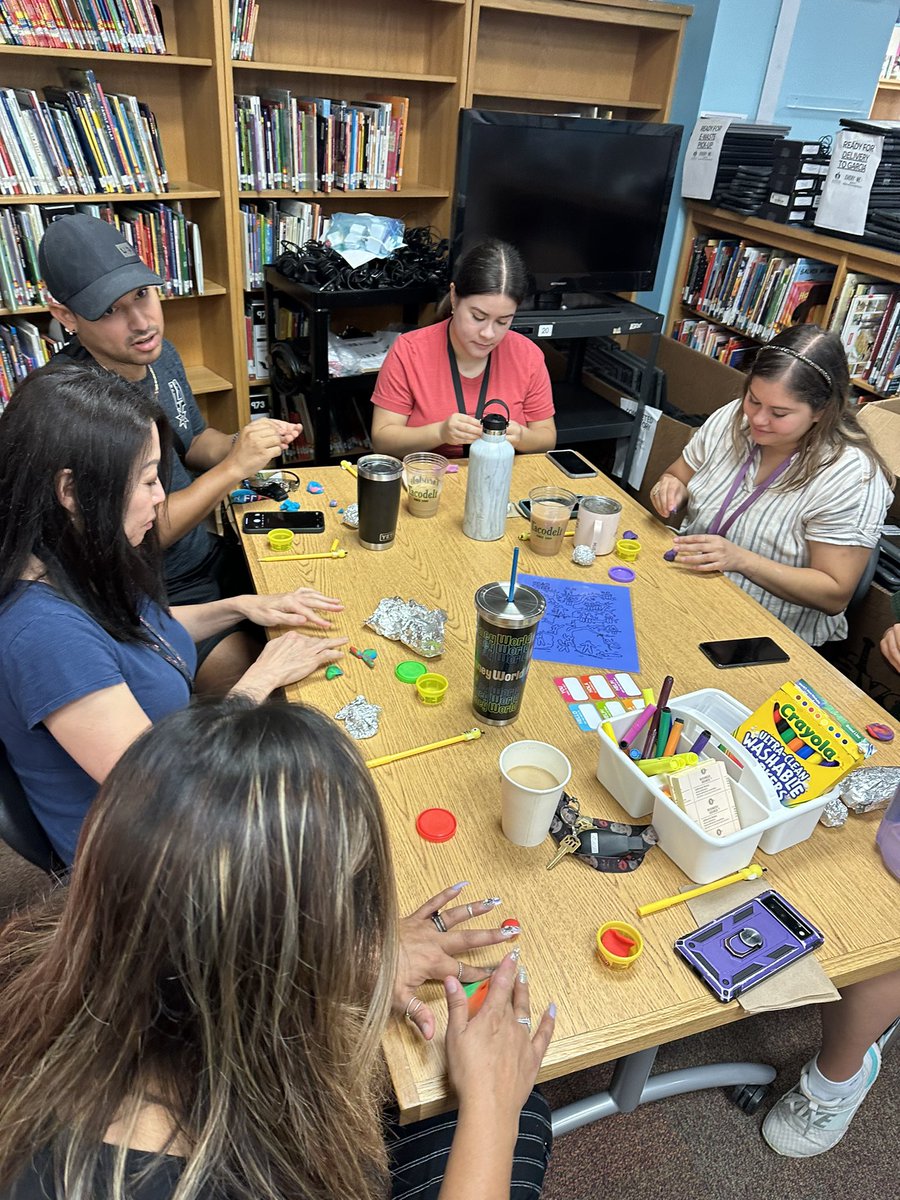 RTopPrincipal's tweet photo. Mucho aprendizaje y crecimiento juntos hoy. Lots of great learning and growing today. #TeamRattlers #beherebeyoubelong @katrinabailey08 @WeAreAISD @AustinISD https://t.co/6y1bVEYOMM