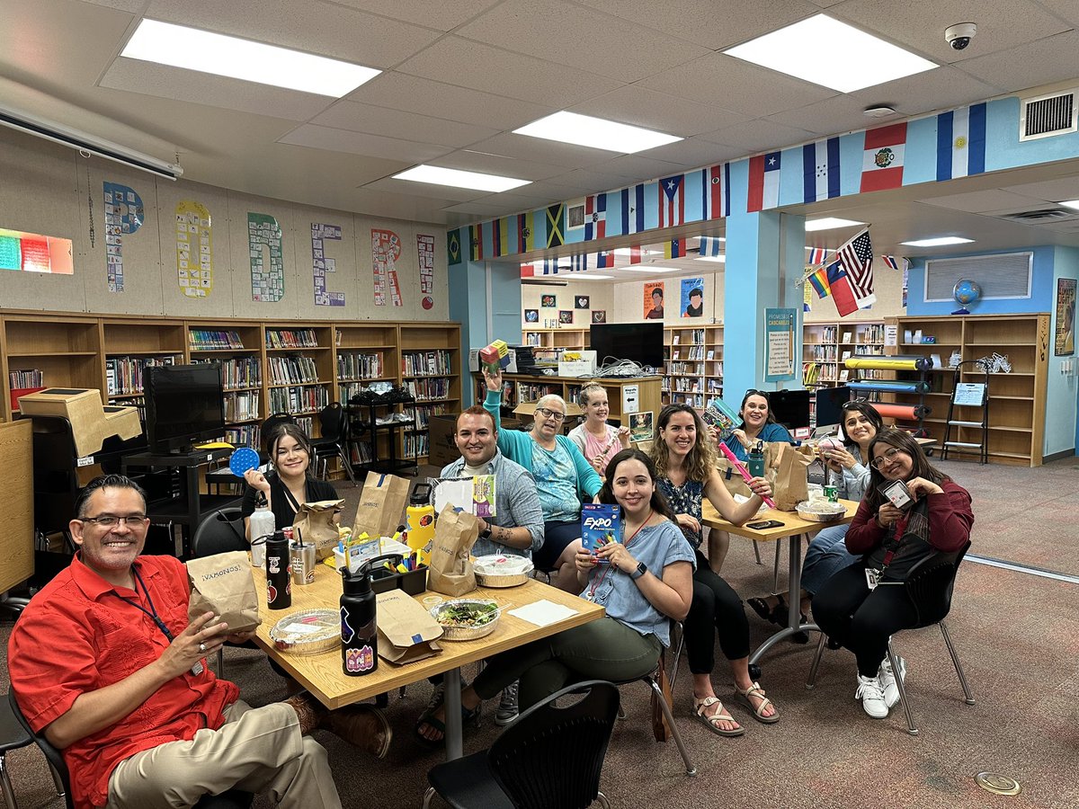 RTopPrincipal's tweet photo. Mucho aprendizaje y crecimiento juntos hoy. Lots of great learning and growing today. #TeamRattlers #beherebeyoubelong @katrinabailey08 @WeAreAISD @AustinISD https://t.co/6y1bVEYOMM