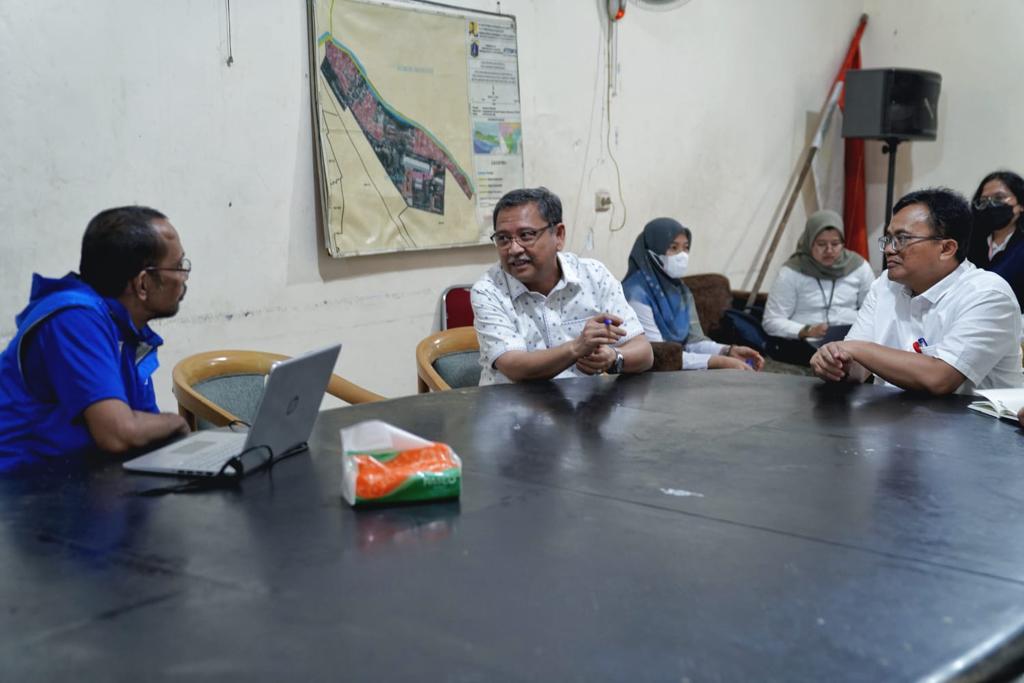 DITJEN_REHSOS's tweet photo. Direktur Jenderal Rehabilitasi Sosial,  Direktur Rehsos Korban Bencana dan Kedaruratan,  melakukan koordinasi dengan RW 04 Manggarai berkaitan dialog Menteri Sosial yang akan dilaksanakan Selasa,8 Agustus  jam10.00 di Gedung GAB Kemensos (07 Agustus 2023) https://t.co/V53wL67Qtj