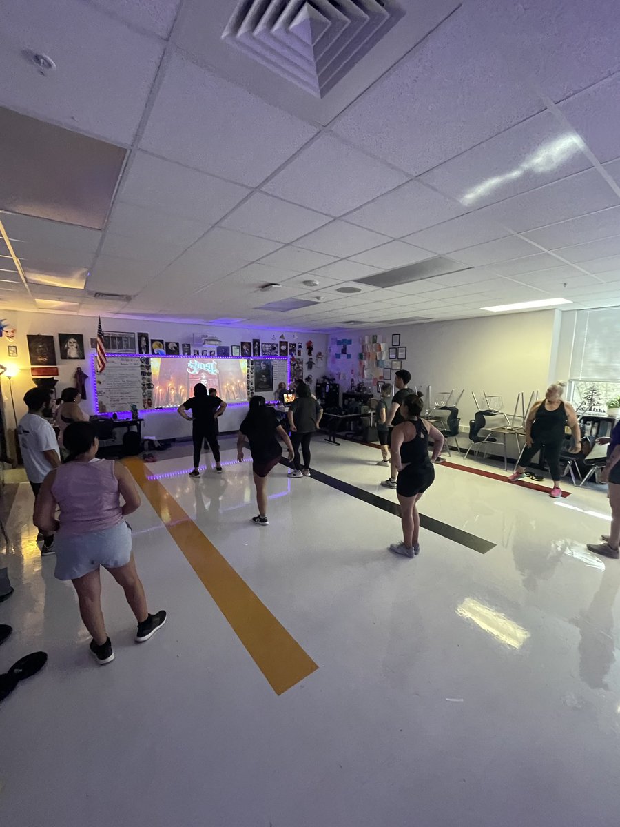 EhsSrubio's tweet photo. It was great being back. 🔥 First HBSM workout of the ‘23-‘24 year done. Never skip a Monday. @Eastlake_HS @SISD_HBSM Over 400cals 💪🏽 @mangeles_EHS @EHS_LibrarianG @ashleyhernande_ https://t.co/PBdbBuOcB2