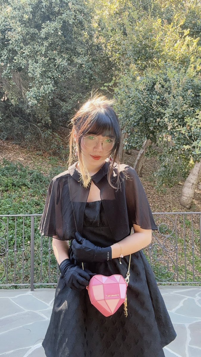 LilyPi2's tweet photo. Date night date night date night ❤️u❤️

I ended up choosing the left outfit it’s too hot to wear all black ;; https://t.co/RFtBgzwf1W