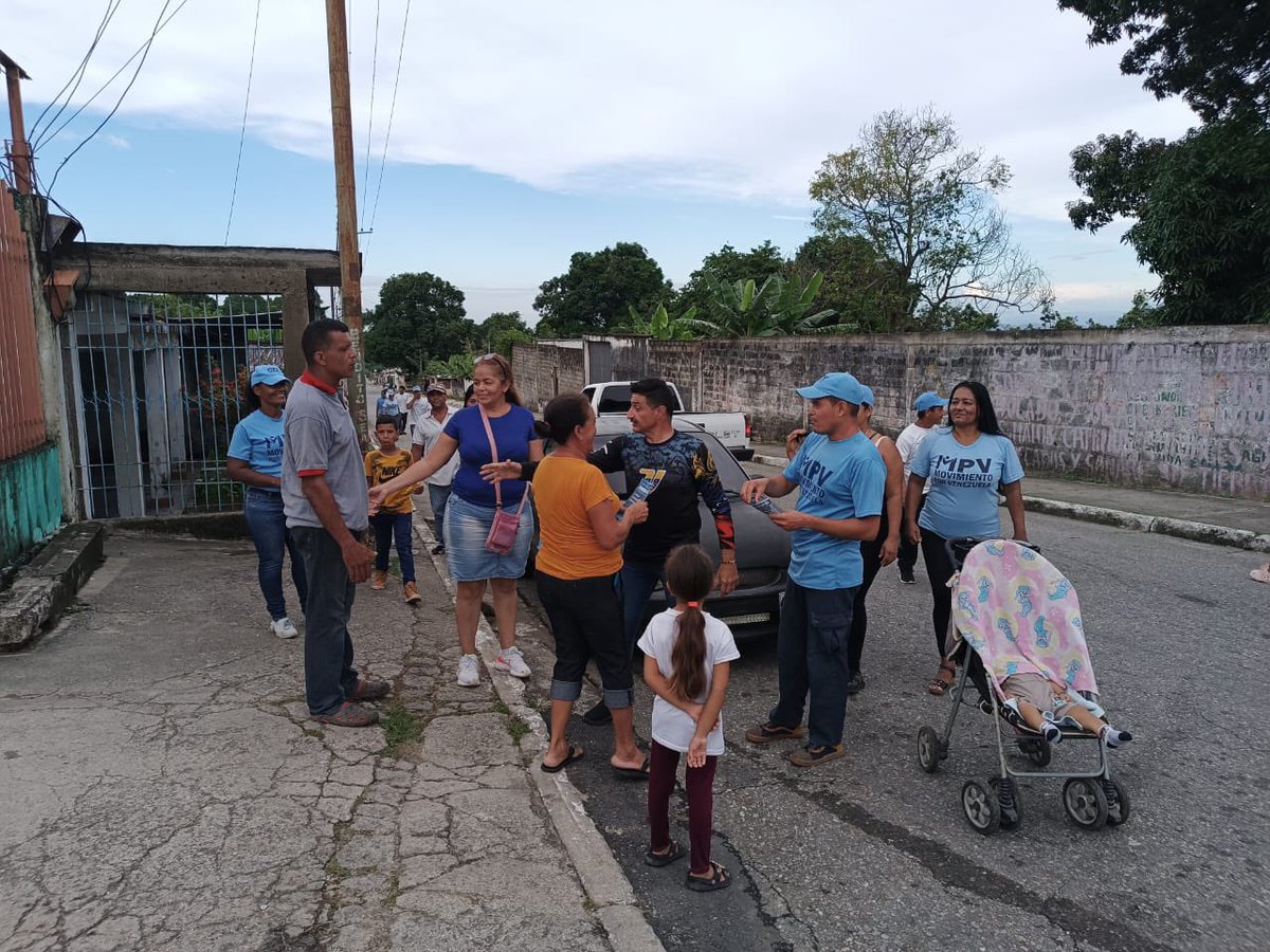 KamalAbukair's tweet photo. #07Ago23. Casa x Casa en el sector los ricos y el poblado parroquia albarico , llevando el mensaje del Dr @ajcaleca Unión y Voto para rescatar la Democracia y si Venezuela merece más. @ajcaleca @simoncalzadilla @MPV_Nacional @mpvyaracuy https://t.co/zQ1hF4sxLQ