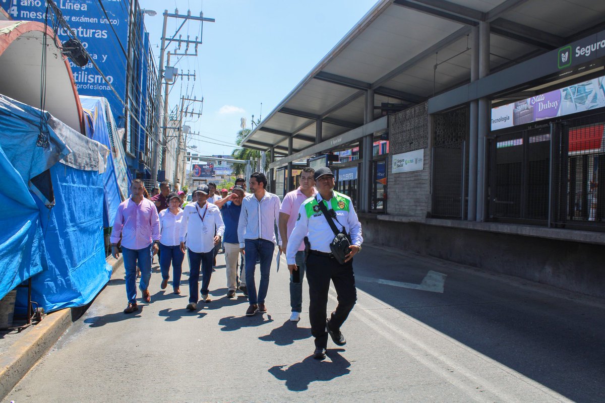 acabusoficial's tweet photo. Esta mañana, la C.P. @SaraSebastianP, Directora General del Organismo Público Descentralizado (OPD) #Acabús, realizó un recorrido en el tramo Cine Río – Seguro Social junto a funcionarios de @TransportesGro4 y del @AcapulcoGob.

El objetivo central de esta actividad fue analizar y evaluar las posibles soluciones que podrían implementarse en esta zona con el fin de mejorar la movilidad del transporte público y optimizar el recorrido de los autobuses del SIT #Acabús que transitan por el carril confinado.

Durante el recorrido, estuvieron presentes varios representantes clave en la discusión y solución de la problemática. Entre ellos, el Delegado de Transporte de la Zona Conurbada de #Acapulco, el Lic. Juan Miguel Castillo Zamora, en representación del Lic. @Arturo_SalinasS.

También estuvo presente el Lic. Josafat Sánchez Villafuente, en representación del Secretario General del H. Ayuntamiento de #Acapulco. Asistieron además el Director de la Policía Vial, Lic. Teodoro Barón Guadarrama, y el titular de la Coordinación General de Movilidad y Transporte, Lic. Leonardo Daniel Moya Fosado. Acompañándolos estuvieron el Jefe Operativo, David Soto Solís, y el Director de Movilidad Vial, Lic. Hugo de Jesús Morillon Cisneros.

Continuaremos realizando encuentros estratégicos para mejorar la movilidad en diversas áreas de la avenida Cuauhtémoc y hacer del Sistema #Acabús un transporte más eficaz. #ViajaConRespeto🚍