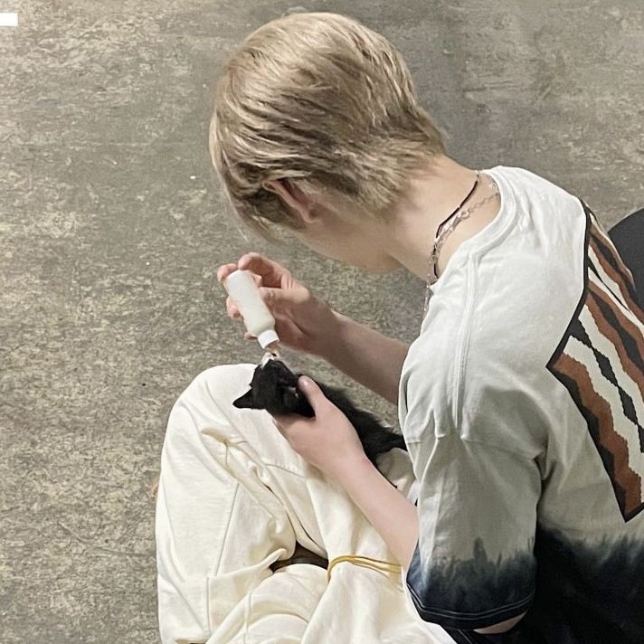 ★ hi, im serenity ! s/her, filo, multi, not new to #kpoptwt, and is looking for moots ! any fandom is fine <3 I also write tagalog enhypen aus. 

→ let's be moots ! ♡ / ↺ to spread!

#auwritersfind #autwt #stantwt