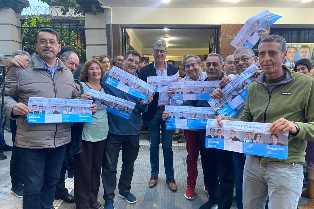 gabiyedlin's tweet photo. Participé de un acto organizado por @kikesalvatierra en el Sindicato de municipales (SOEM), que conduce “Cacho�� Acosta. El apoyo a la #Lista04 de @unionxlapatria fue rotundo. Militamos para que el domingo ganen @SergioMassa @RossiAgustinOk
@pyedlin @GladysMedinaOK
#ReneeRamirez https://t.co/wmbXmpG5tR